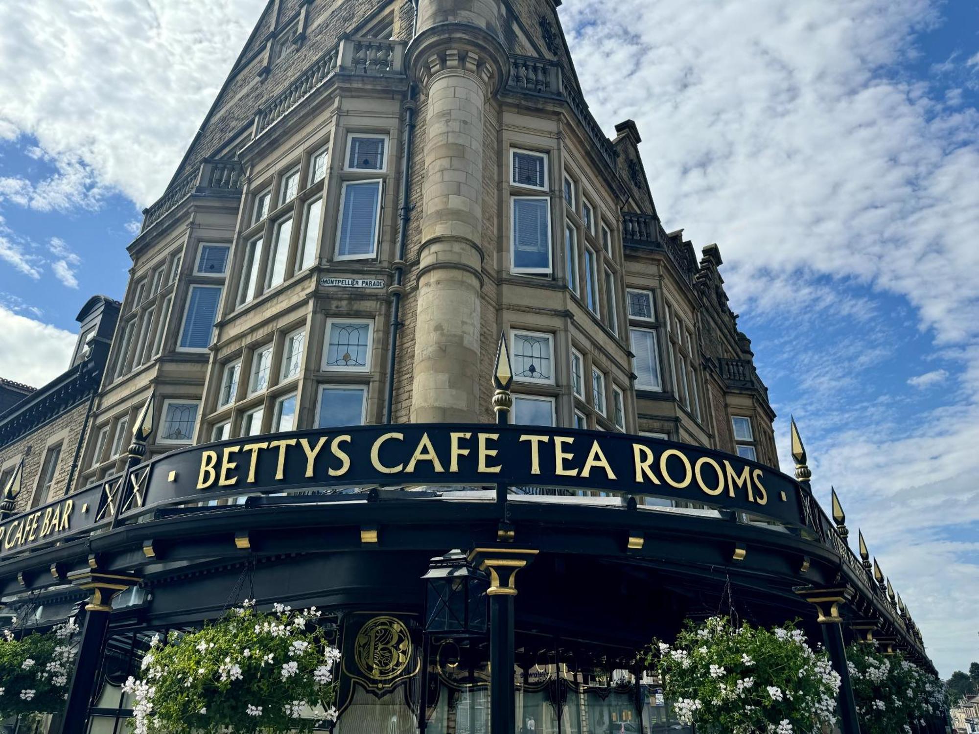 The Yorkshire Crown - Luxury Apartment - Free Parking Nearby Harrogate Exterior foto
