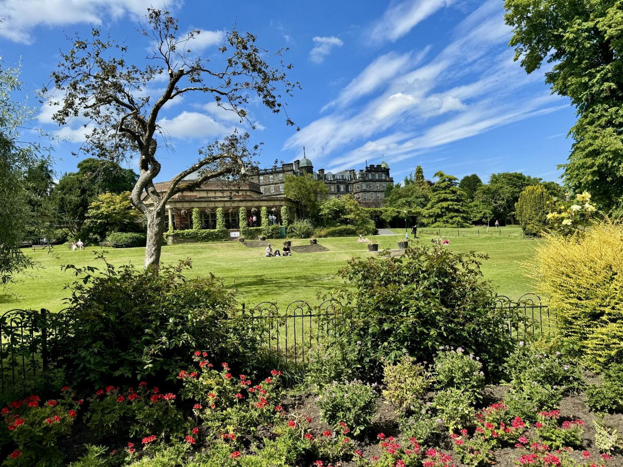 The Yorkshire Crown - Luxury Apartment - Free Parking Nearby Harrogate Exterior foto